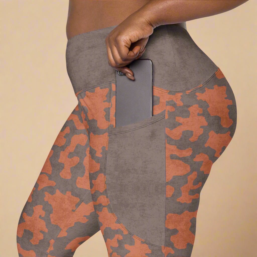 Camouflage-patterned leggings with a pocket on a beige background